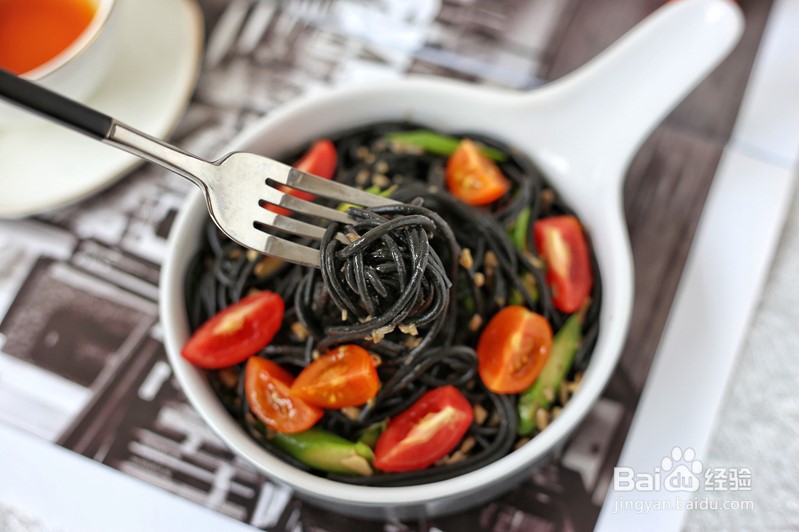 带你做蘑菇汁墨鱼面