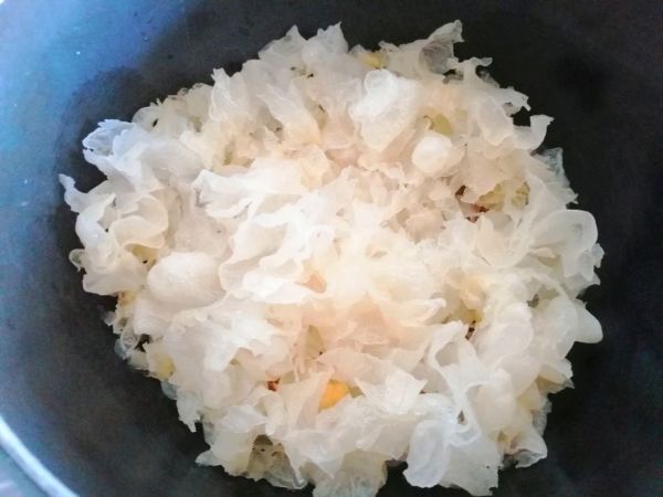 银耳黄桃红枣羹