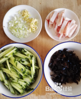 如何做出好吃美味的黄瓜黑木耳炒五花肉