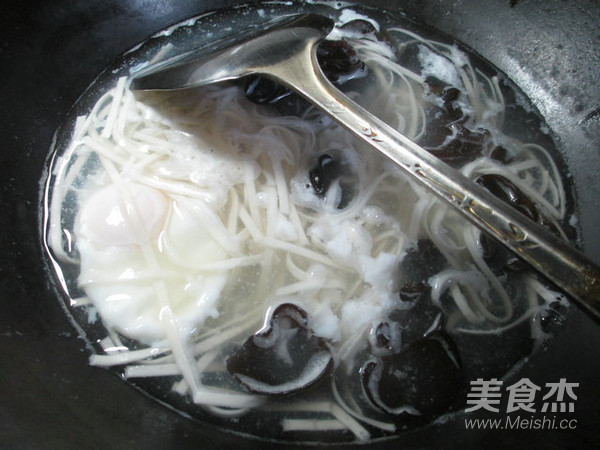 鸡蛋黑木耳汤面
