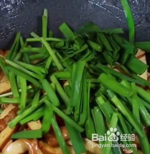 韭菜香干炒五花肉的做法