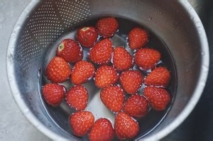 不会抹奶油也能做草莓方蛋糕的妙招!