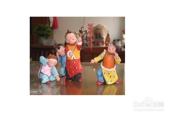 春节小孩放鞭炮应该做什么