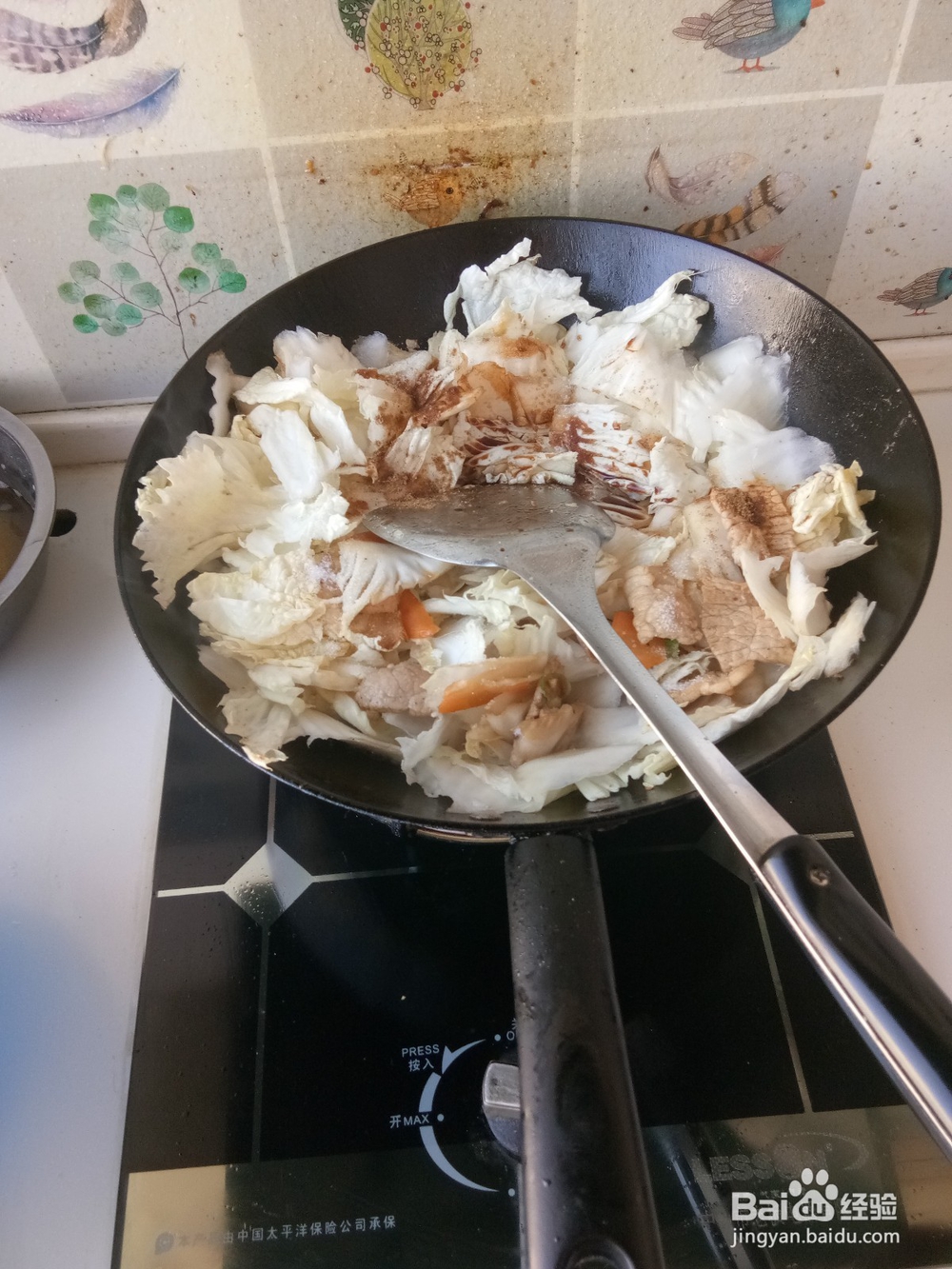 家常木耳白菜炒肉的做法