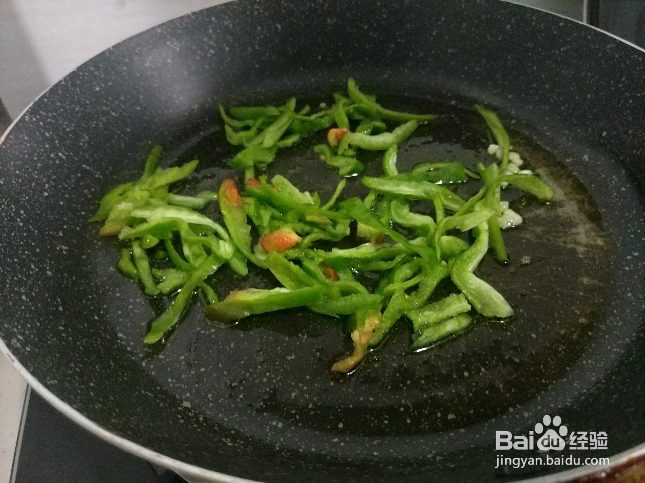 青椒火腿炒鸡蛋的做法