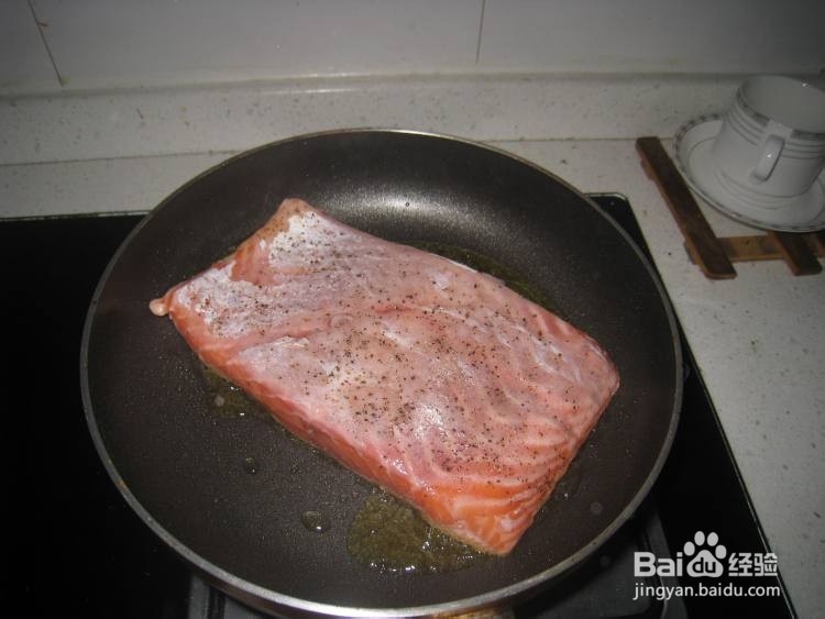 干煎三文鱼伴蔬菜沙拉