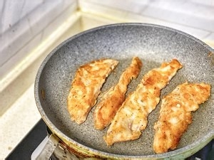 蒜香煎鸡胸肉的做法