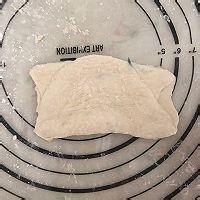 弥漫着香味的迷迭香布里面包