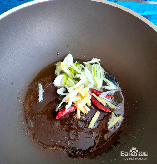 五花肉酸菜炖粉条，酸爽美味，好吃下饭