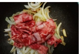 简单的洋葱炒牛肉,吃了还想吃。