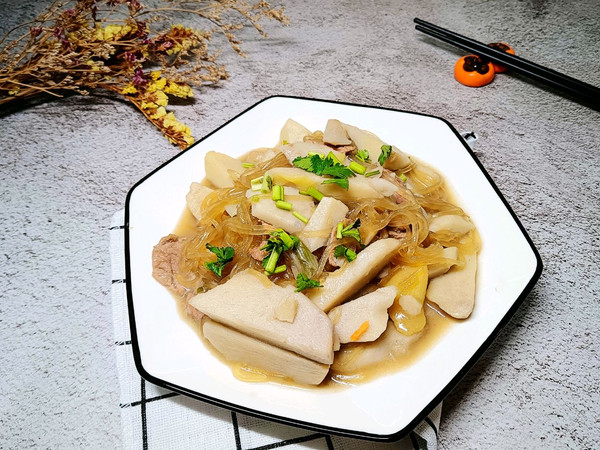 五花肉芋头炖粉条