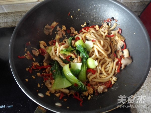 菌菇肉丝炒乌冬