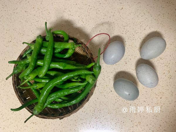 松花蛋虎皮尖椒