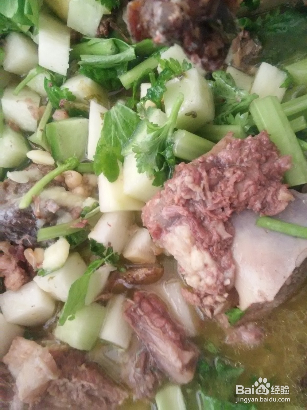 年夜饭；牛大骨炖萝卜，营养、美味