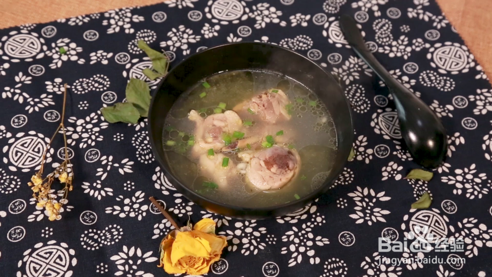 丰胸药膳--当归黄芪煮鸡腿怎么做