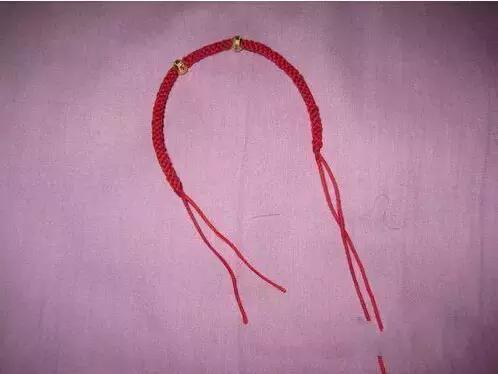 求三个转运珠手链怎样用红绳编