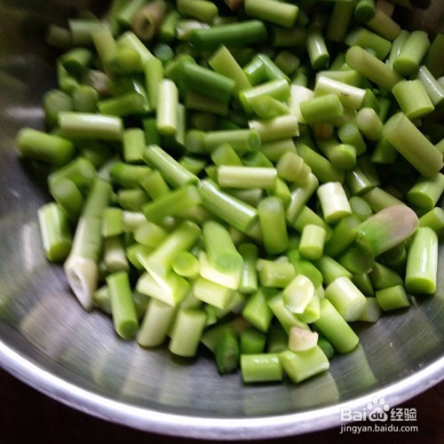 如何在家做蒜苔炒鸡蛋