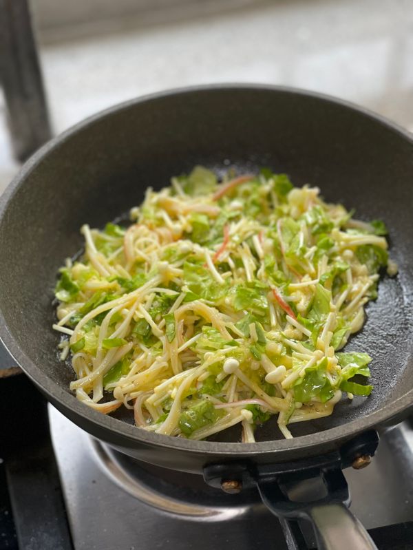 蟹棒生菜叶金针菇鸡蛋饼