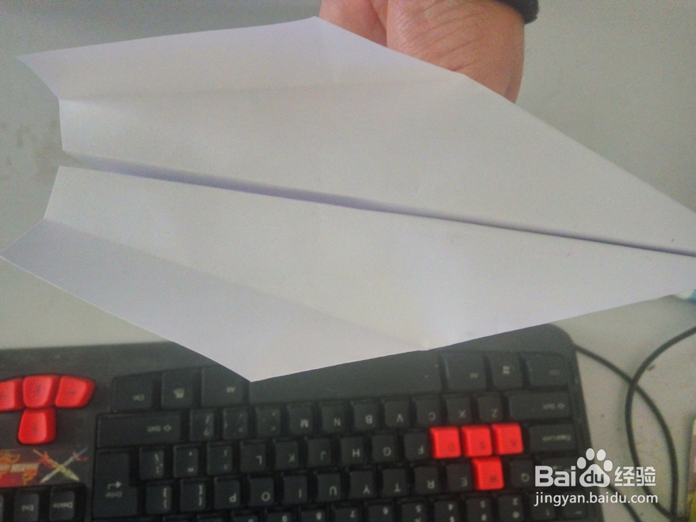 如何制作飞的持久的纸飞机