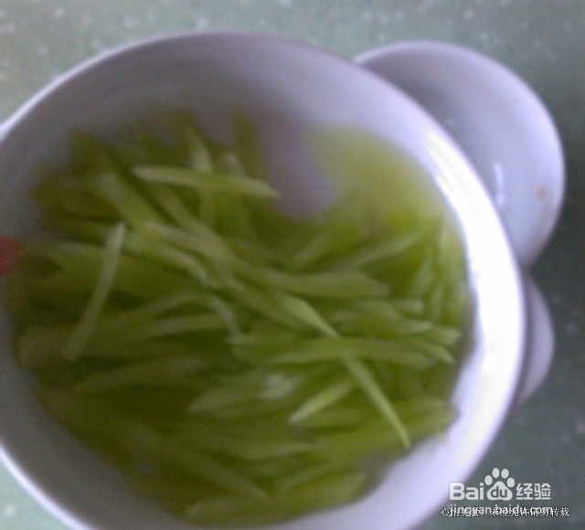 清凉减肥的莴笋拌银芽