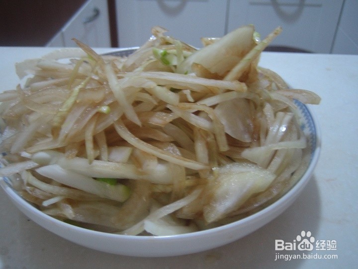 老年人怎样拌洋葱凉菜