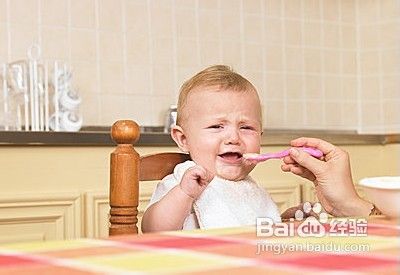 婴儿打嗝怎么办