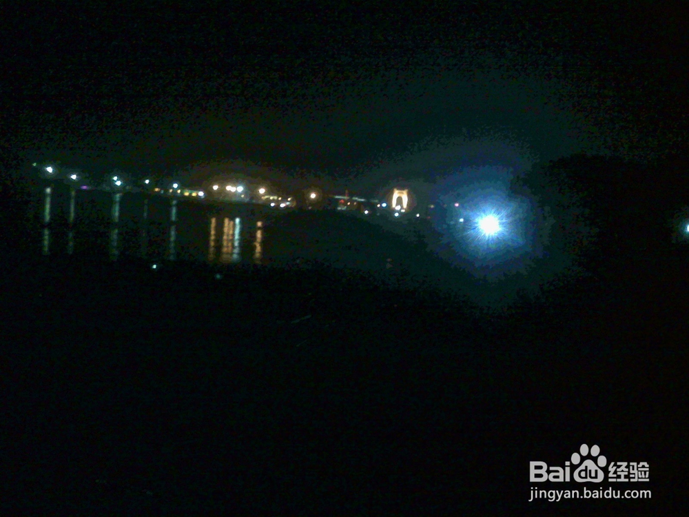 #智能#老年人用相机瞬间捕捉海边探照灯灯光画面