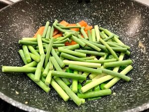 蒜苔炒鸡蛋的做法