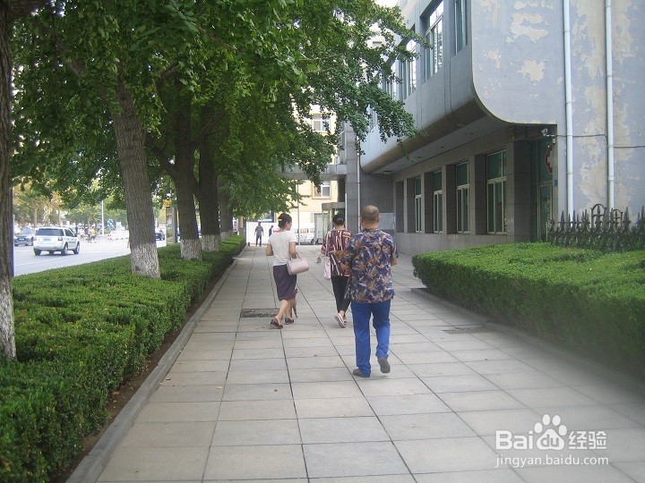 朋友在一起要注意道路行走安全