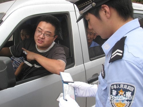 驾车遇到交警时,拒绝出示驾驶证,有啥后果?