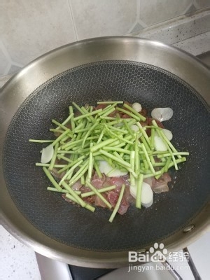 腊肉炒芦蒿的做法