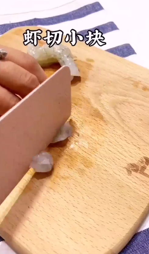 如何做鲜虾菌菇面