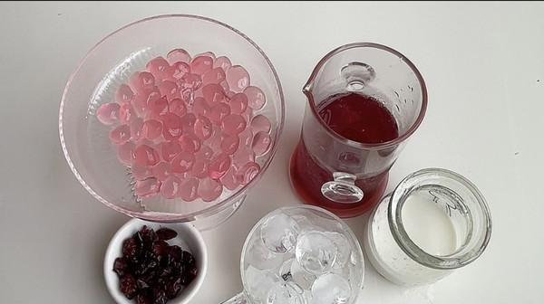 奶香蔓越莓冰饮