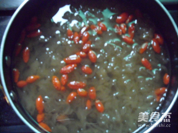 红枣枸杞银耳汤