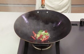 美味的黄瓜清炒火腿肠