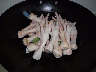 鲜嫩酱味鸡爪