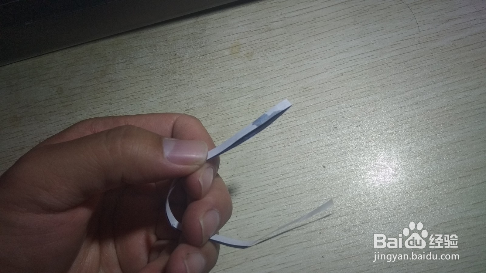 如何用细长的纸条做简易的手机支架