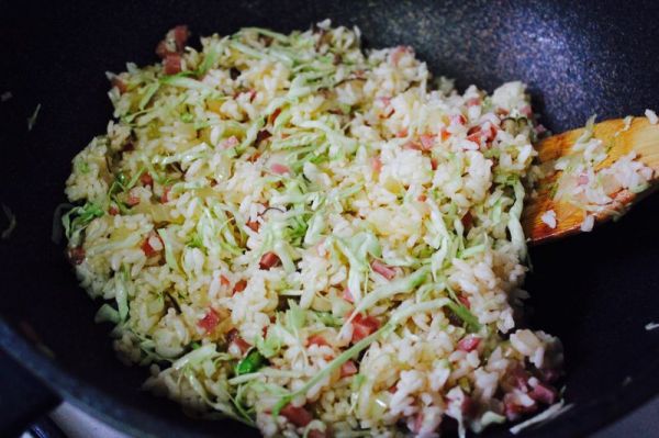 卷心菜香肠炒饭