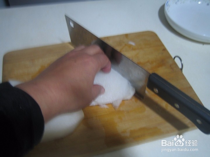 老年人怎样用刀来切白萝卜条