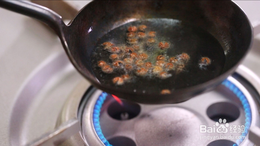 不用锅也能爆香的土豆丝，一勺油就搞定！