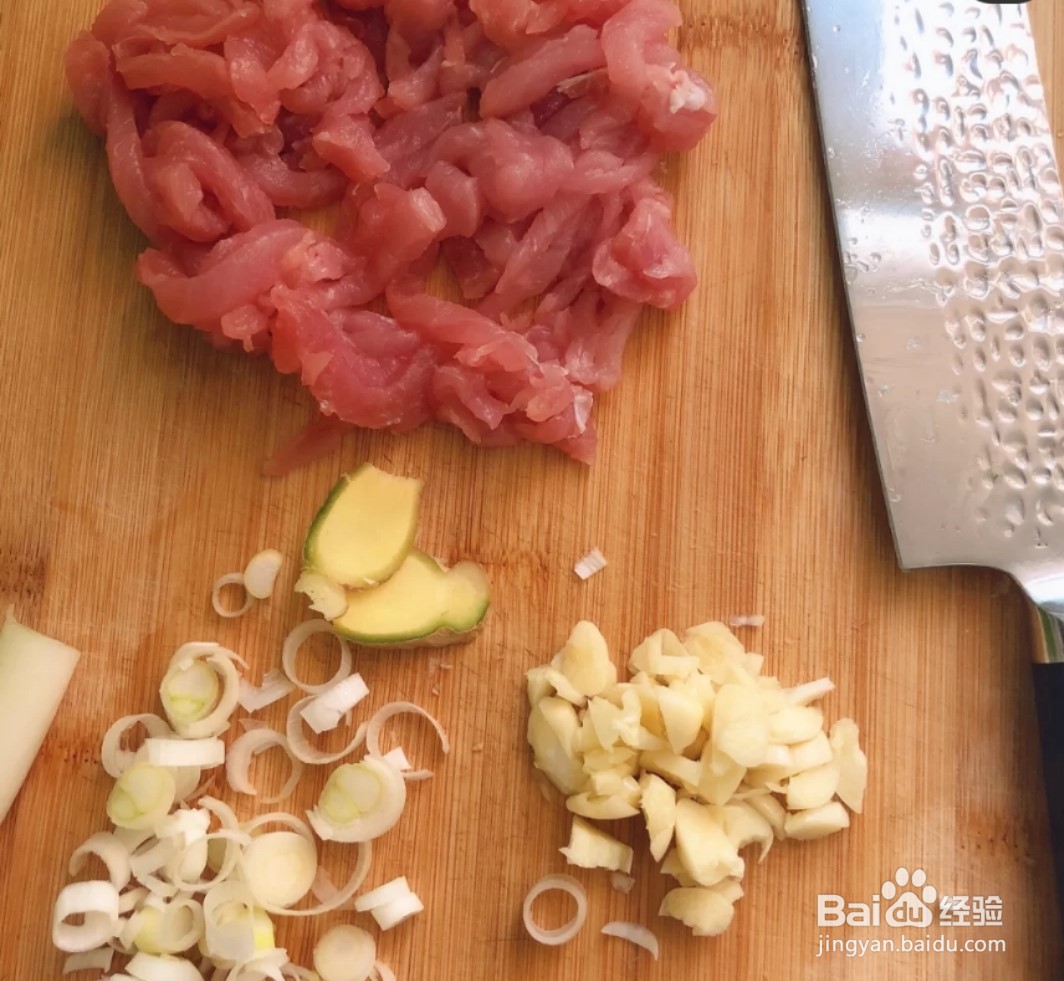 青椒肉丝盖浇饭的做法