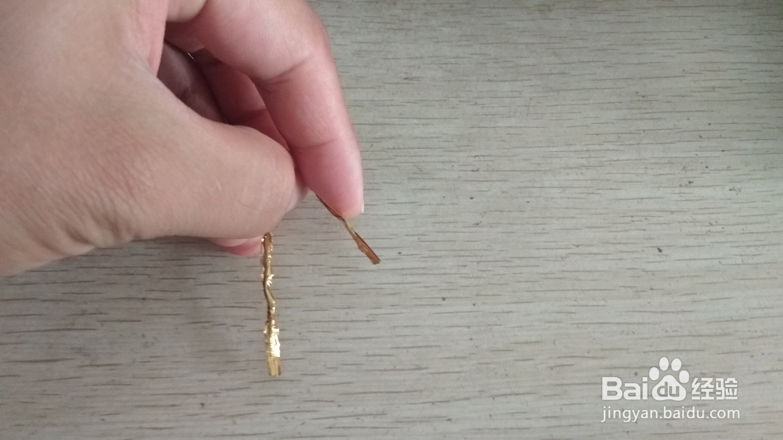 如何用一个面包袋绑绳做简易的钢笔的支架