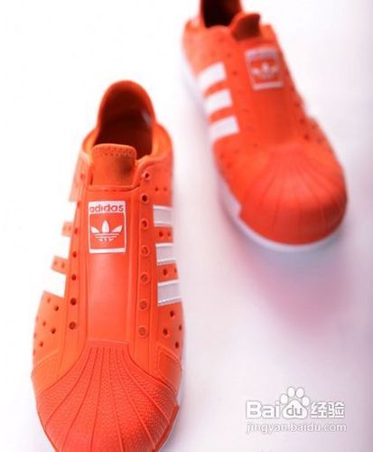 adidas防水透气鞋，经典简约时尚感