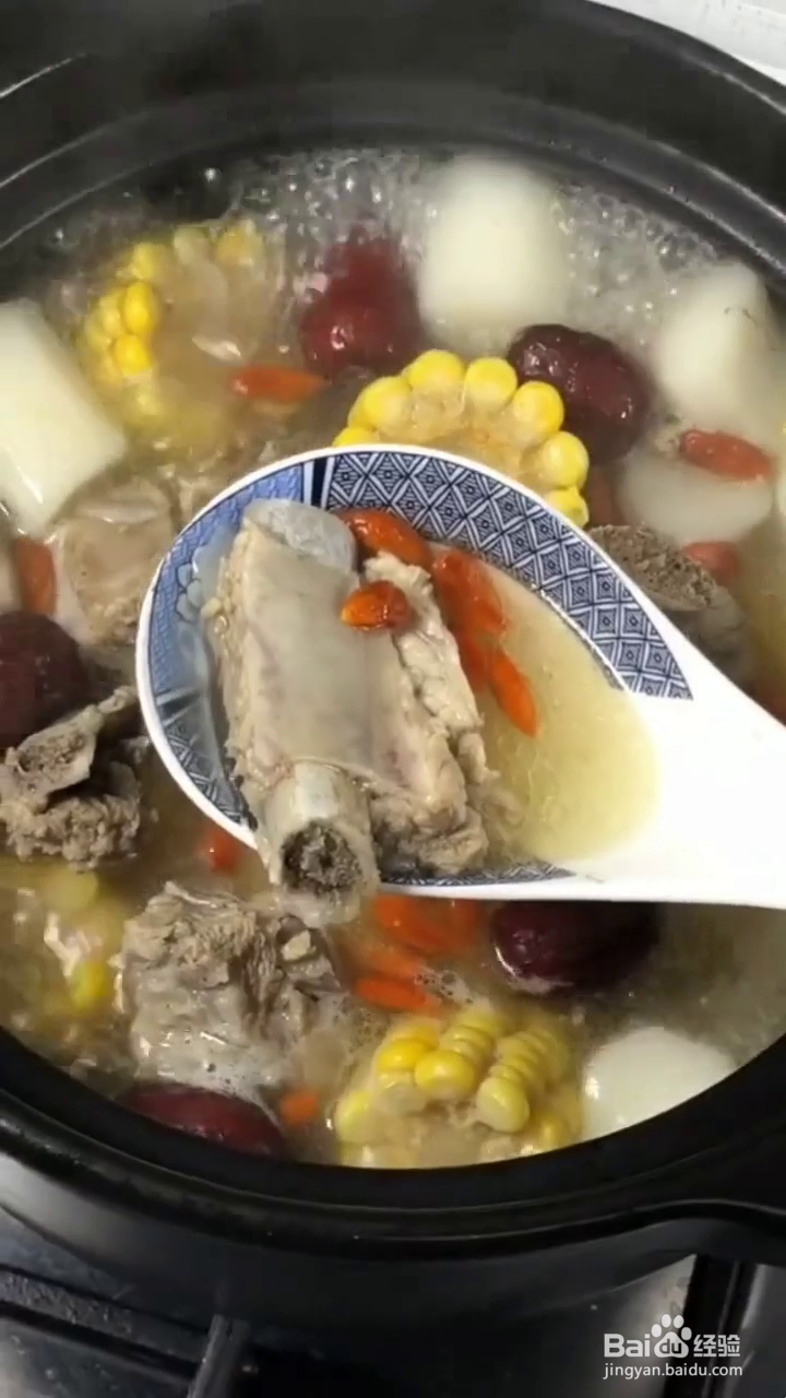 如何制作营养美味的砂锅玉米山药排骨汤?