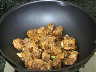 土豆焖排骨怎么做？