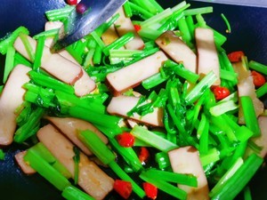 清炒西芹鸡蛋干的做法