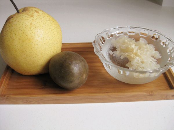 罗汉果银耳雪梨养生汤