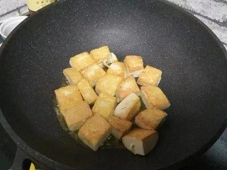 五花肉炖豆腐怎么做？