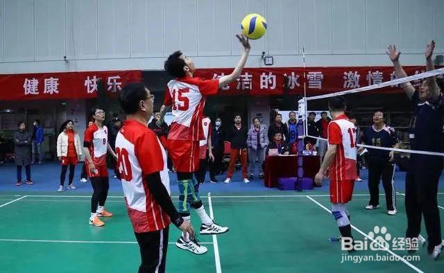 排球正面扣球技术动作方法,以两步助跑