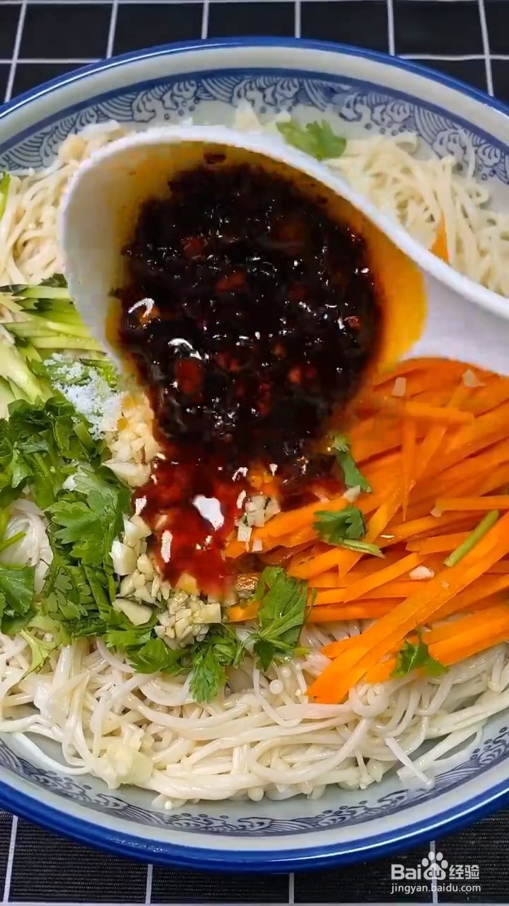 如何自制美味好吃的拌金针菇